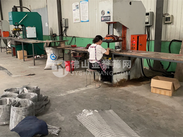 鋼絲繩網(wǎng)生產(chǎn)車(chē)間